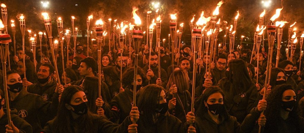 Αρμενία: Πλήθος κόσμου πραγματοποίησε πορεία φόρο τιμής στα θύματα της Γενοκτονίας