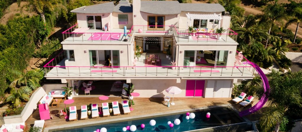 Πλάσαραν το κουκλόσπιτο της Barbie ως σπίτι του Airbnb – H αντίδραση των ανυποψίαστων τουριστών (βίντεο)