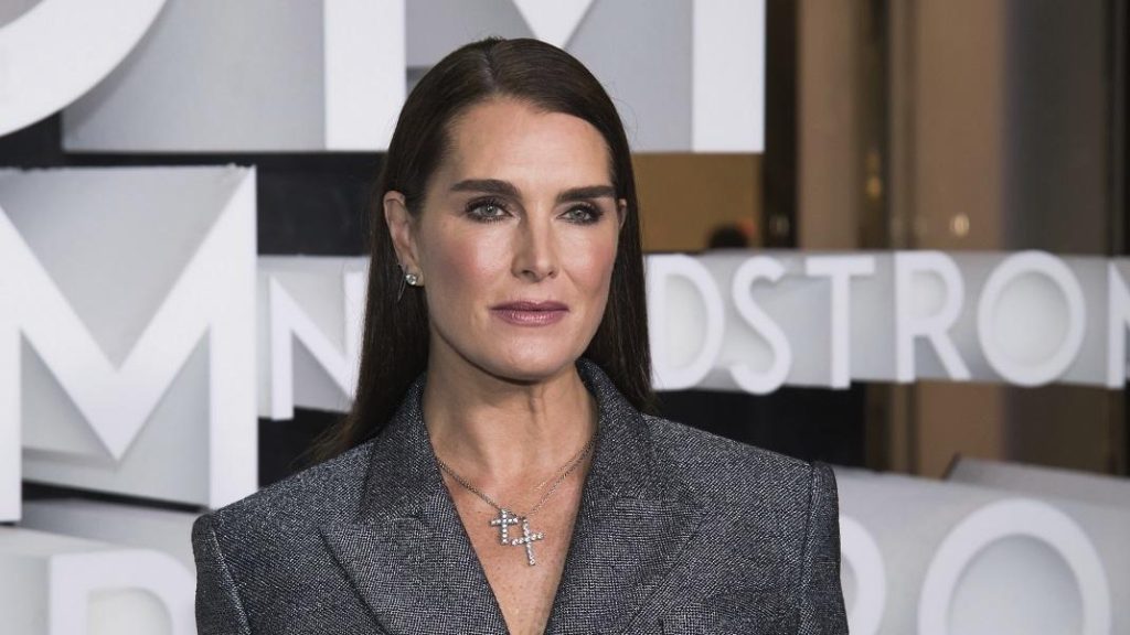 Μπρουκ Σιλντς: Ποζάρει γυμνή στα 55 της και «αναστατώνει» τον ανδρικό πληθυσμό (φωτο)