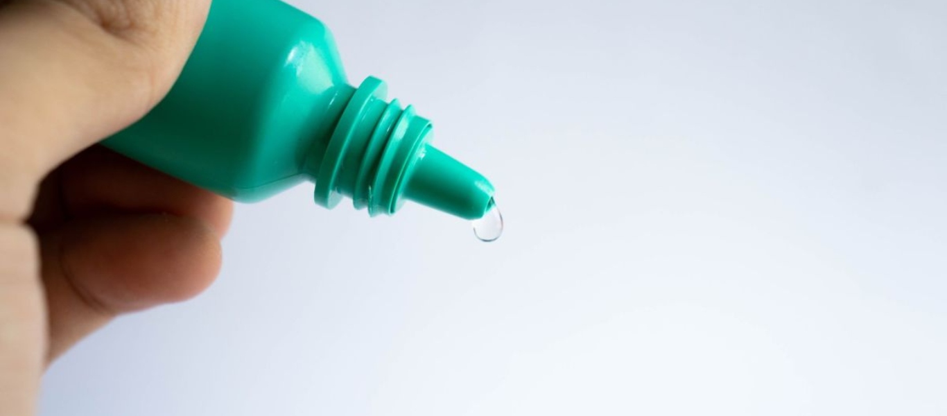 Το είδαμε και αυτό – Γυναίκα μπέρδεψε κόλλα με κολλύριο και έριξε στο μάτι της (βίντεο)