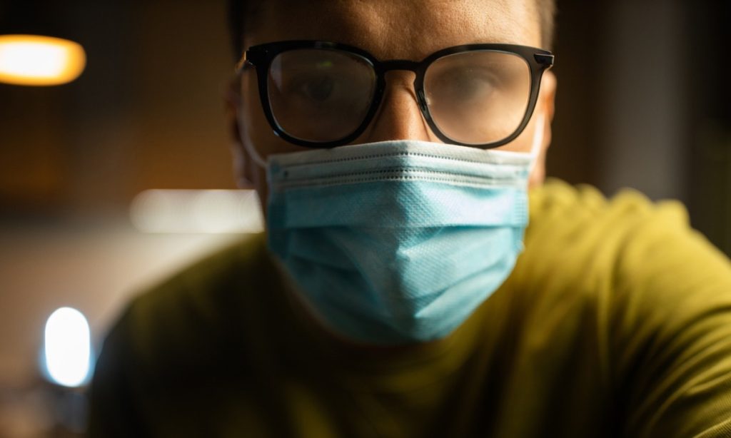 Θα σας «σώσει»: Το κόλπο με το σαπούνι για να μην θολώνουν τα γυαλιά όταν φοράτε μάσκα