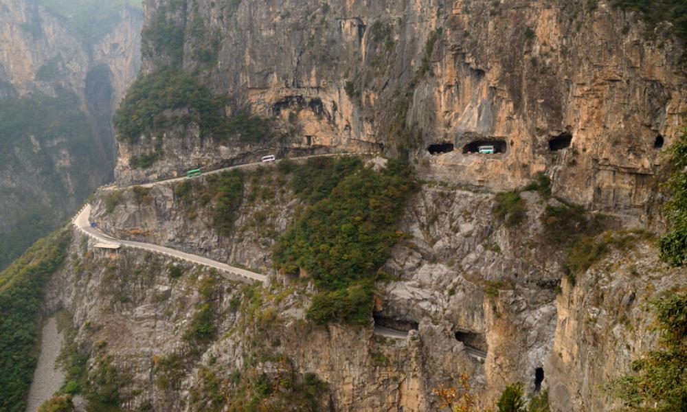 Το κρεμαστό τούνελ στην Κίνα που κόβει την ανάσα! (βίντεο)