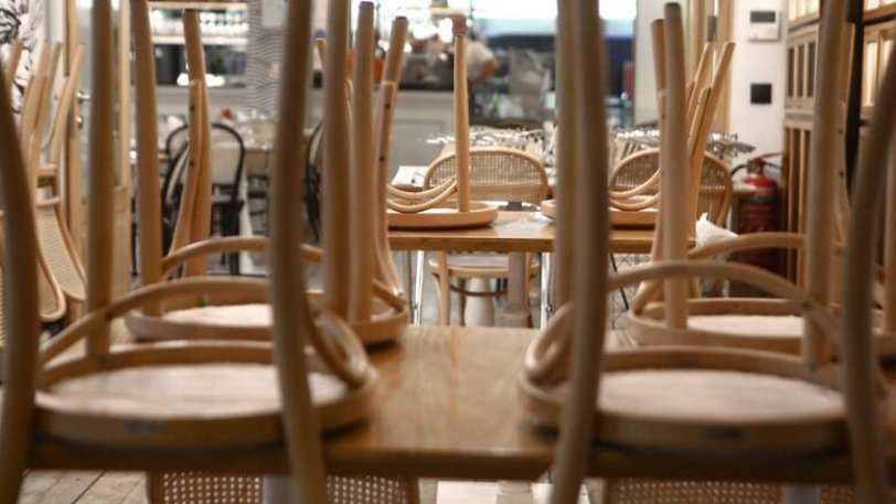 Εστίαση: Μέχρι 6 άτομα ανά τραπέζι, χωρίς SMS και ωράριο – Έτσι θα γίνει η επανεκκίνηση