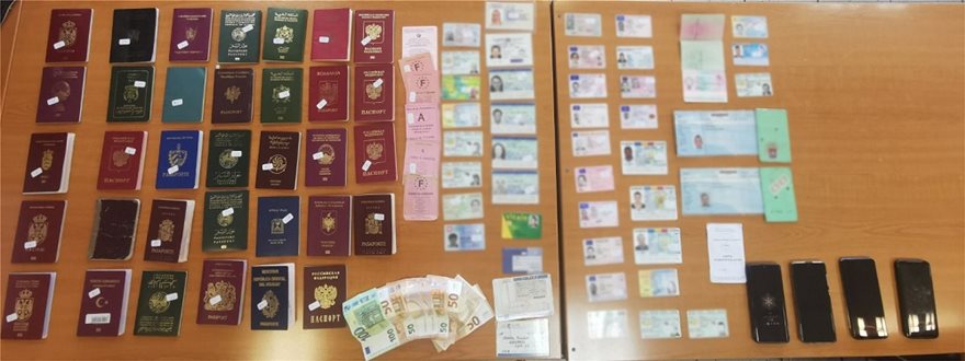 Συνέλαβαν 4 αλλοδαπούς με δεκάδες διαβατήρια – Θα τα διέθεταν για παράνομη προώθηση μεταναστών
