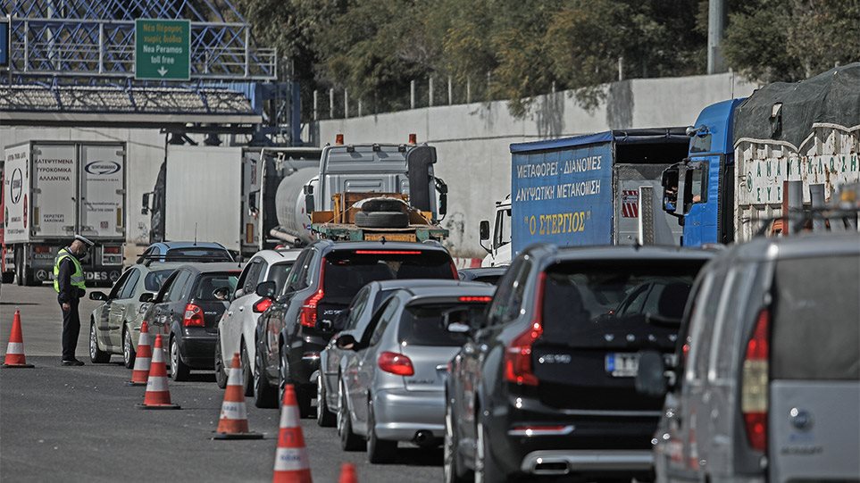 Πάνω από 300 οχήματα υποχρεώθηκαν σε αναστροφή προς Αθήνα το Σάββατο