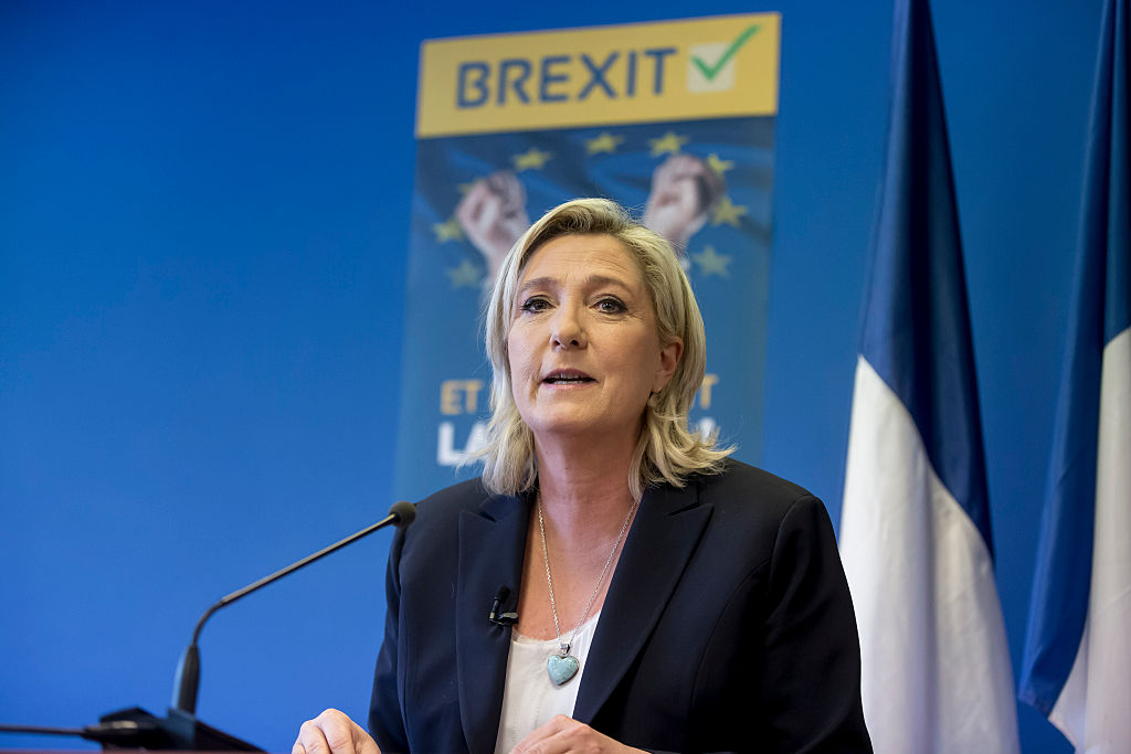 Γαλλία: «Σαρώνει» στις δημοσκοπήσεις η Μ.Λεπέν απέναντι σε Ε.Μακρόν – «Βλέπει» προεδρία το 2022!