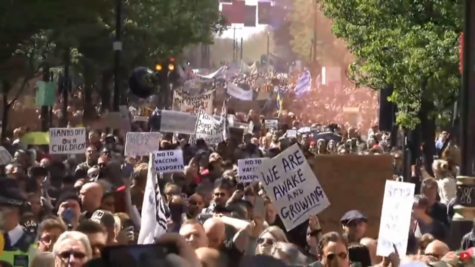 Μεγαλειώδης διαδήλωση κατά του lockdown και των πιστοποιητικών εμβολιασμού στο Λονδίνο (βίντεο)