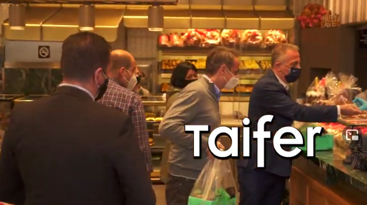 Ο Κ.Μητσοτάκης την στιγμή που αγοράζει τσουρέκια στην Θεσσαλονίκη και βγάζει selfies (βίντεο)