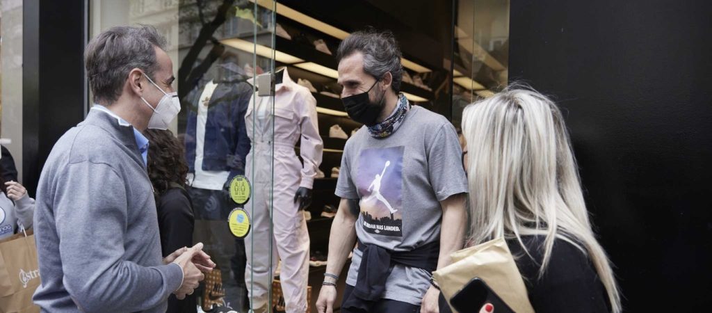 Έκανε βόλτα στην Θεσσαλονίκη ο Κ.Μητσοτάκης – Το «έτσι μπράβο» για τους εμβολιασμούς (φώτο)