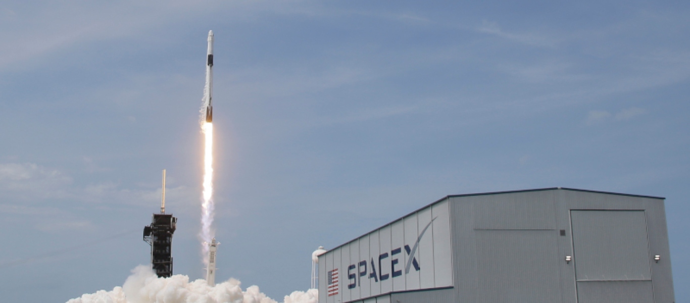 Επιτυχημένη η πρόσδεση του πυραύλου της SpaceX στον Διεθνή Διαστημικό Σταθμό