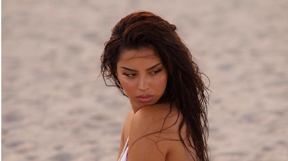 Καθίστε γιατί… οι καμπύλες της Tiana Musarra θα σας… «ζαλίσουν» (φώτο)