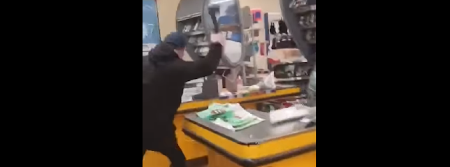 Χτύπησαν την γυναίκα του γιατί δεν φορούσε μάσκα – Πήρε το τσεκούρι κι έκανε «γυαλιά-καρφιά» το σούπερμαρκετ… (βίντεο)