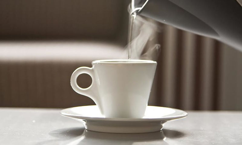 Να τι θα συμβεί στο σώμα σου αν πίνεις καθημερινά ζεστό νερό