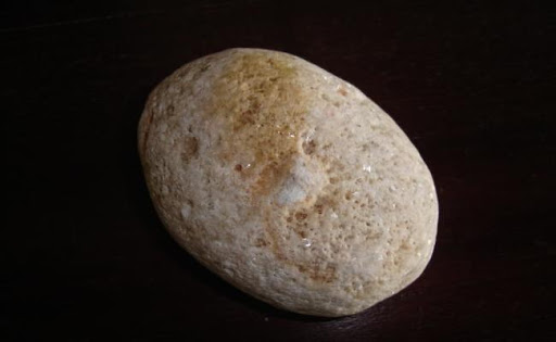 «Τύχη βουνό»: Η πέτρα που έπεσε στη στέγη του τον έκανε πλούσιο (βίντεο)