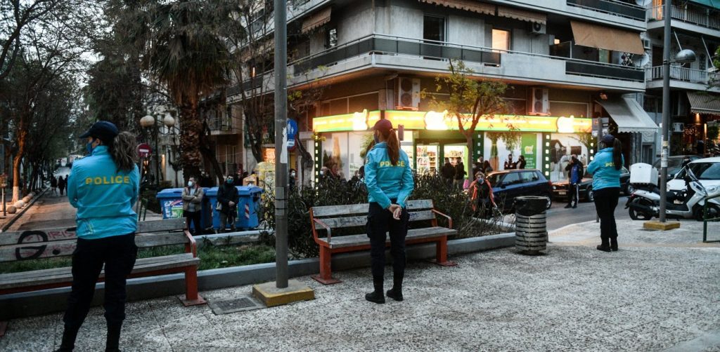 Το σχέδιο της ΕΛΑΣ για να τηρηθούν τα μέτρα κατά του κορωνοϊού – Θα φυλάνε πλατείες, παγκάκια και αρνιά