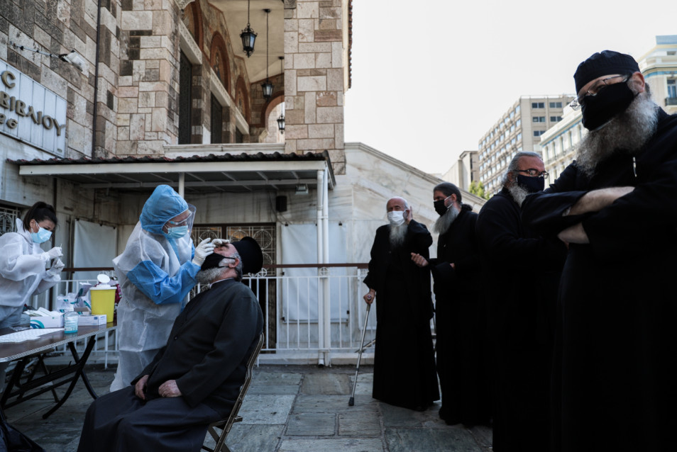 Απίστευτες εικόνες έξω από την Μητρόπολη Αθηνών: Στην ουρά για τεστ οι ιερείς (φώτο)