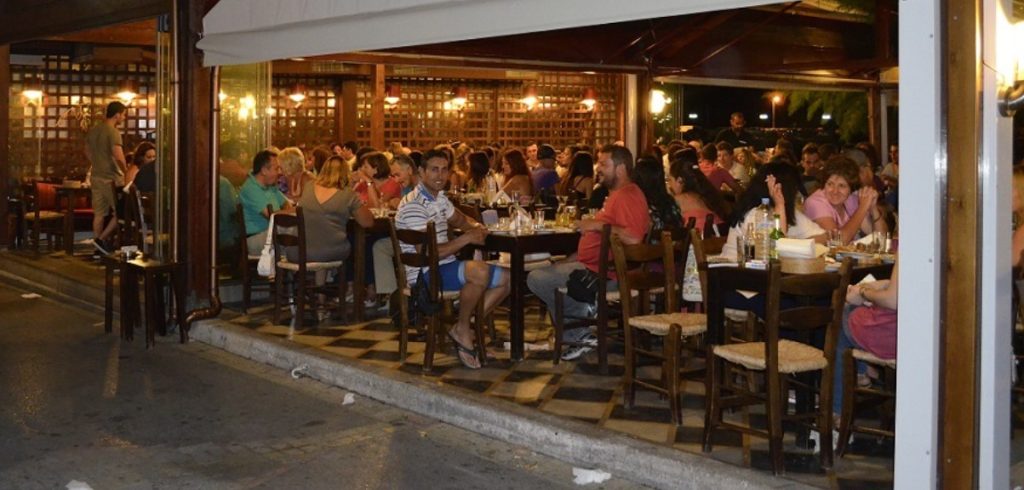 Δεν κρατιούνται οι Λαρισαίοι: Γέμισαν με κρατήσεις τα τσιπουράδικα για τη Δευτέρα του Πάσχα