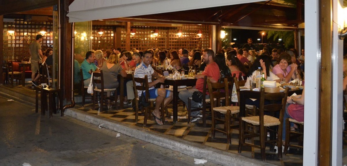 Δεν κρατιούνται οι Λαρισαίοι: Γέμισαν με κρατήσεις τα τσιπουράδικα για τη Δευτέρα του Πάσχα