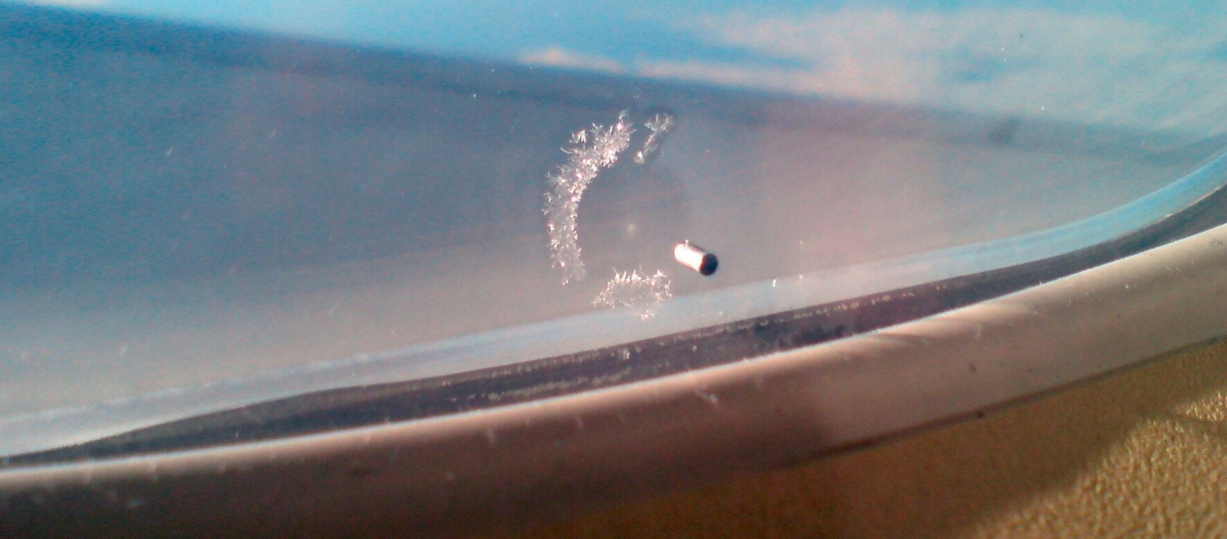 Για ποιο λόγο τα παράθυρα των αεροπλάνων έχουν μια μικρή τρυπούλα;