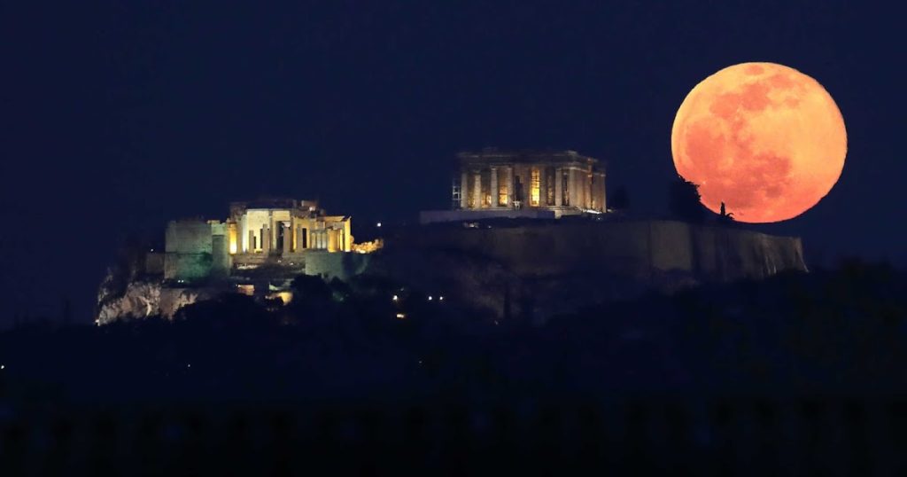 «Ροζ Υπερπανσέληνος»: Πότε έρχεται το φωτεινότερο φεγγάρι του έτους