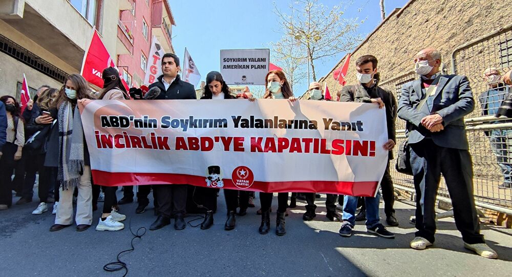 Διαμαρτυρία Τούρκων μπροστά στο προξενείο των ΗΠΑ: «Εδώ δεν είναι Κωνσταντινούπολη αλλά Ινστάνμπουλ» (βίντεο)
