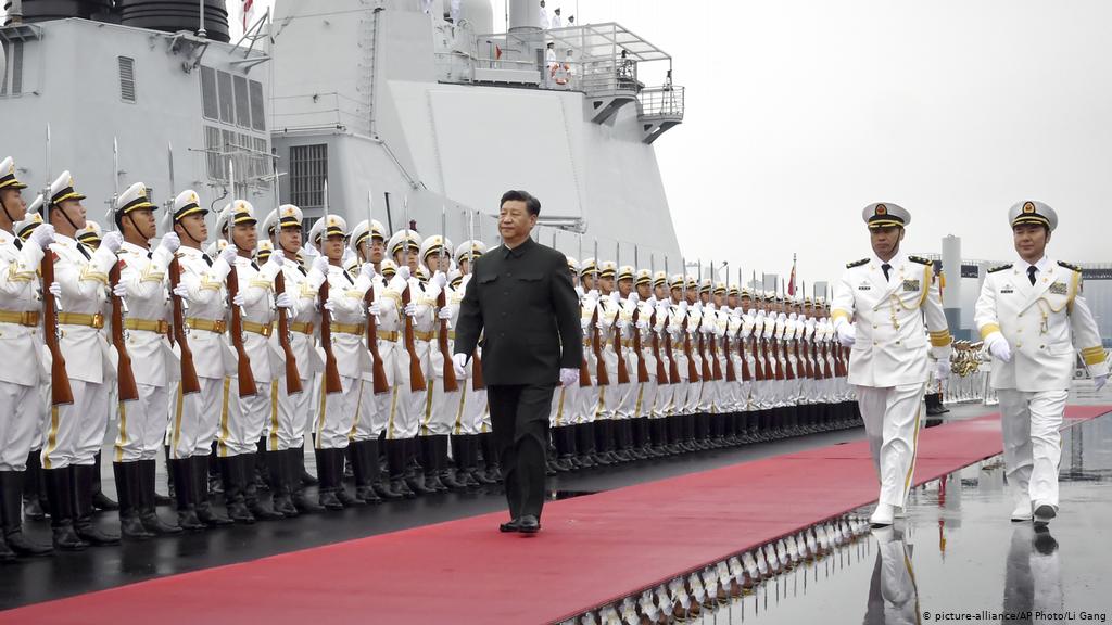 Με επίδειξη δύναμης γιορτάζει το Ναυτικό της Κίνας (βίντεο)