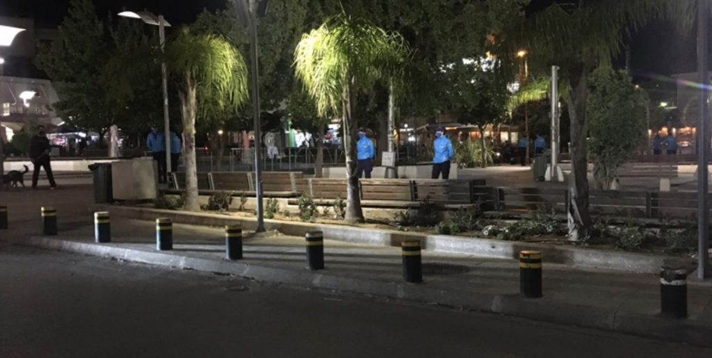 Αστυνομικές δυνάμεις απέκλεισαν την πλατεία Υμηττού υπό τον φόβο των πάρτι (φωτο)