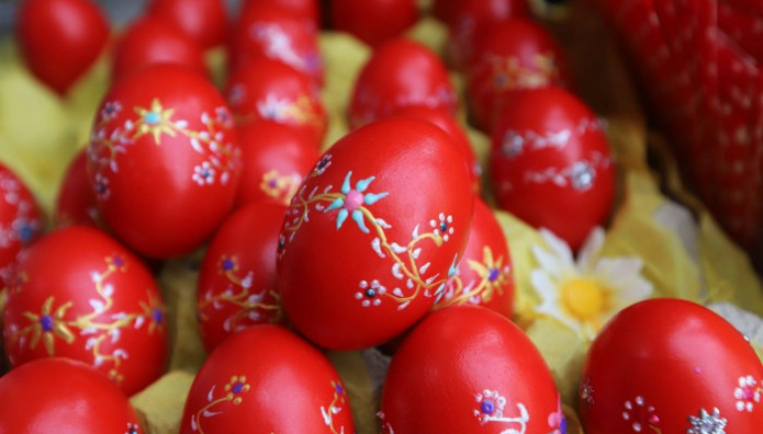 Αυγά πασχαλινά: Πώς καταλαβαίνουμε αν είναι φρέσκα – Τι πρέπει να προσέχουμε