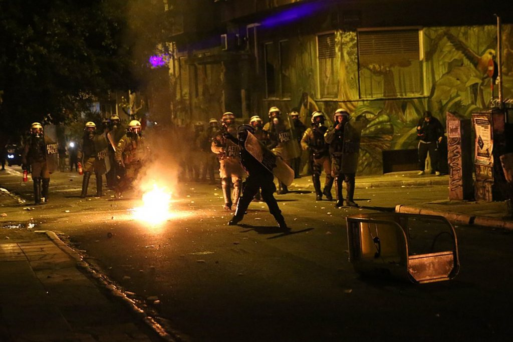 Έγινε της… κοπρομαχίας μεταξύ ομάδων αναρχικών στα Εξάρχεια