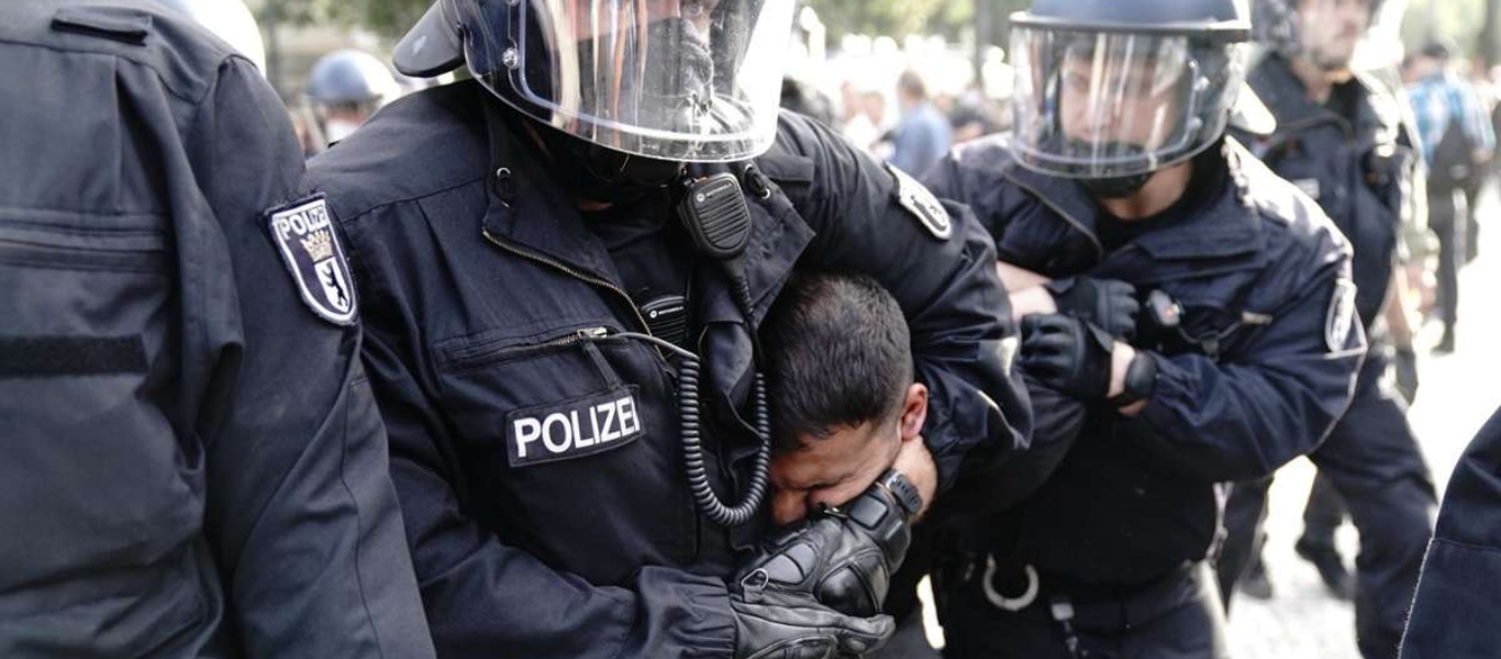 Γερμανία: Αστυνομικοί πνίγουν διαδηλωτή με το γόνατο όπως τον Τζορτζ Φλόιντ επειδή δεν φορούσε…  μάσκα! (βίντεο)