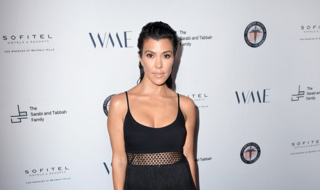 Η Κόρτνεϊ Καρντάσιαν «σκαρφαλώνει» στην αγκαλιά του φίλου της φορώντας το πιο αποκαλυπτικό μπικίνι (φώτο-βίντεο)