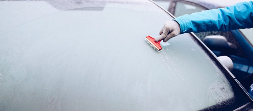 Έπιασε πάγο το παρμπρίζ του αυτοκινήτου σας; – Το έξυπνο κόλπο για να το καθαρίσετε (βίντεο)
