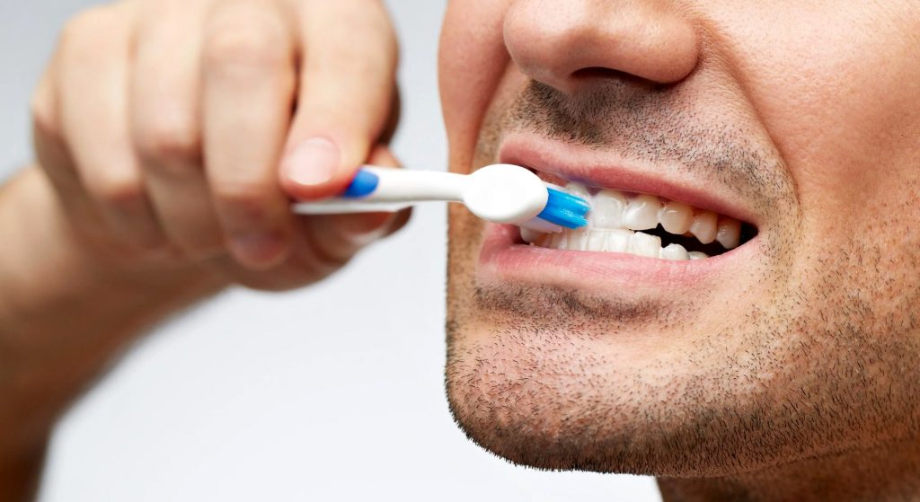 Δείτε πως το βούρτσισμα των δοντιών μπορεί να μειώσει τον κίνδυνο κορωνοϊού