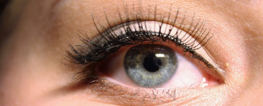 Αυτοί είναι οι κίνδυνοι που κρύβουν οι ψεύτικες βλεφαρίδες