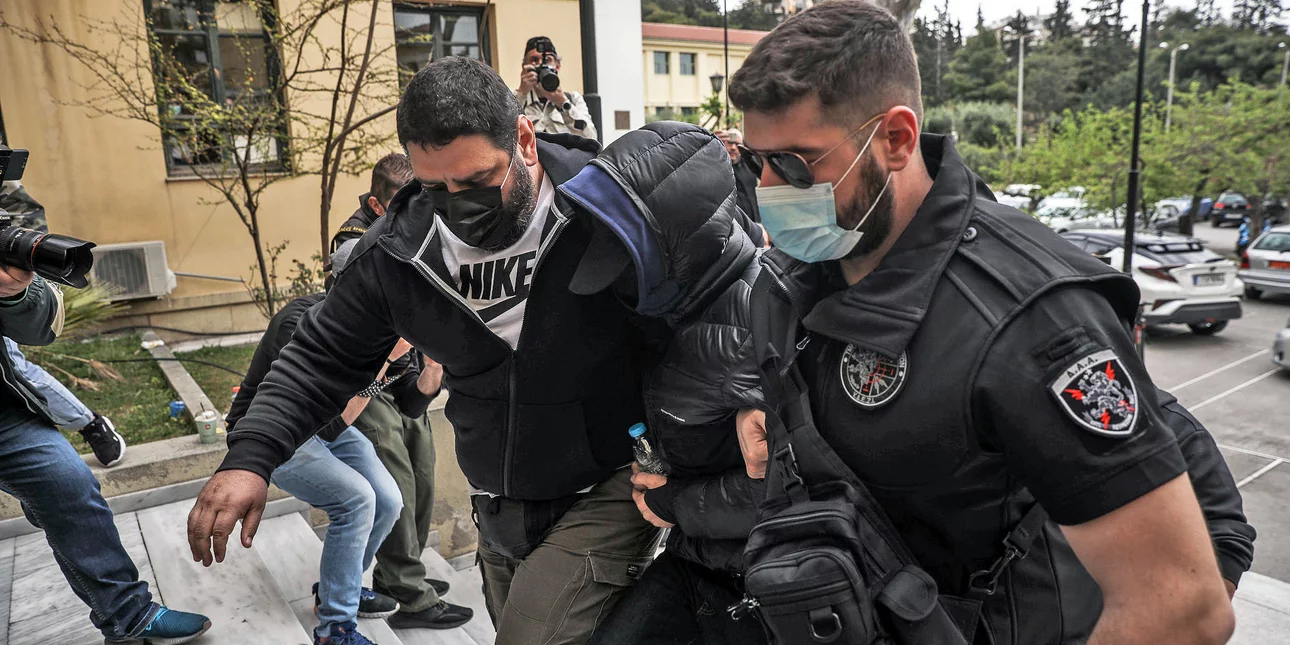 Δείτε την άφιξη του Μ.Φουρθιώτη στην Ευελπίδων – Με χειροπέδες & διπλή κουκούλα (βίντεο)