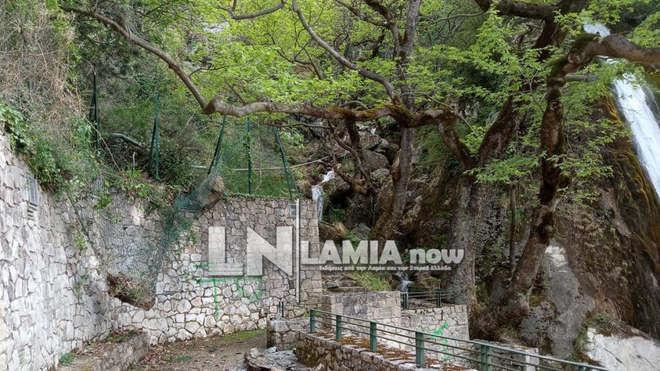 Μεγάλοι βράχοι έπεσαν δίπλα στον καταρράκτη της Υπάτης