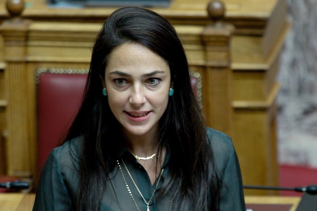 Πως η Δ.Μιχαηλίδου ετοιμάστηκε να επισκεφθεί καταυλισμό σεισμοπλήκτων στη Νίκαια, 22 χρόνια μετά τον… σεισμό