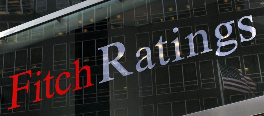 Fitch: «Η Ελλάδα περιμένει εμβόλια και Ταμείο Ανάκαμψης – Κίνδυνος οι πτωχεύσεις το χρέος και ο τουρισμός»