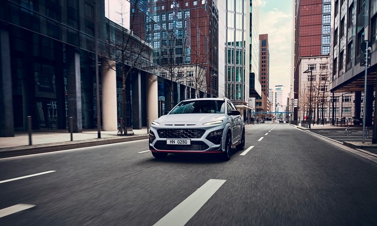Hyundai KONA N: To SUV υψηλών επιδόσεων «κλείνει» πονηρά το μάτι στους γρήγορους