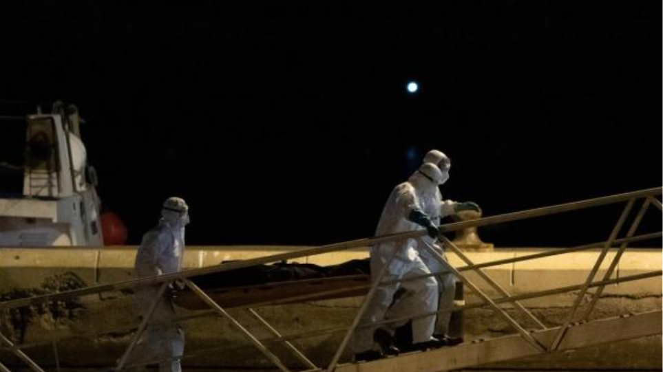 Ισπανία: Ακυβέρνητο πλεούμενο με 24 πτώματα ρυμουλκήθηκε στα Κανάρια Νησιά (βίντεο-φωτο)