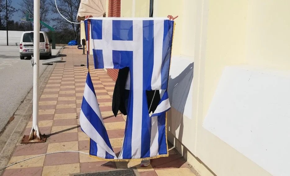 Θεσσαλονίκη: Δύο ανήλικοι κατέβασαν και έσκισαν την ελληνική σημαία από το σχολείο