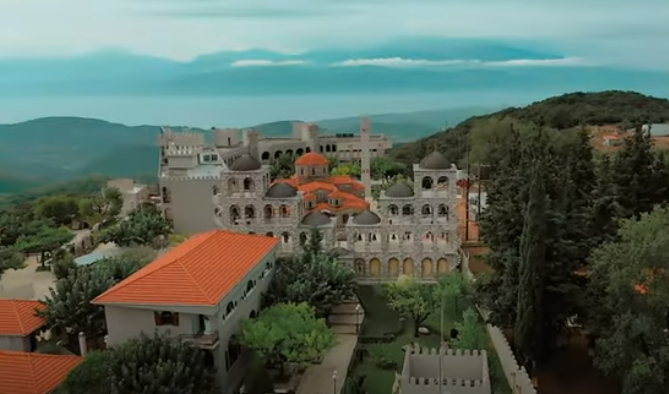 Αυτό είναι το μεγαλύτερο καμπαναριό της Ελλάδας που ακούγεται στα 100 και πλέον χιλιόμετρα (βίντεο)