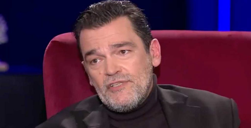 Κωνσταντίνος Καζάκος: «Δεν πιστεύω ότι υπάρχει ένας γεράκος εκεί πάνω που κανονίζει το μέλλον μας, συγνώμη»