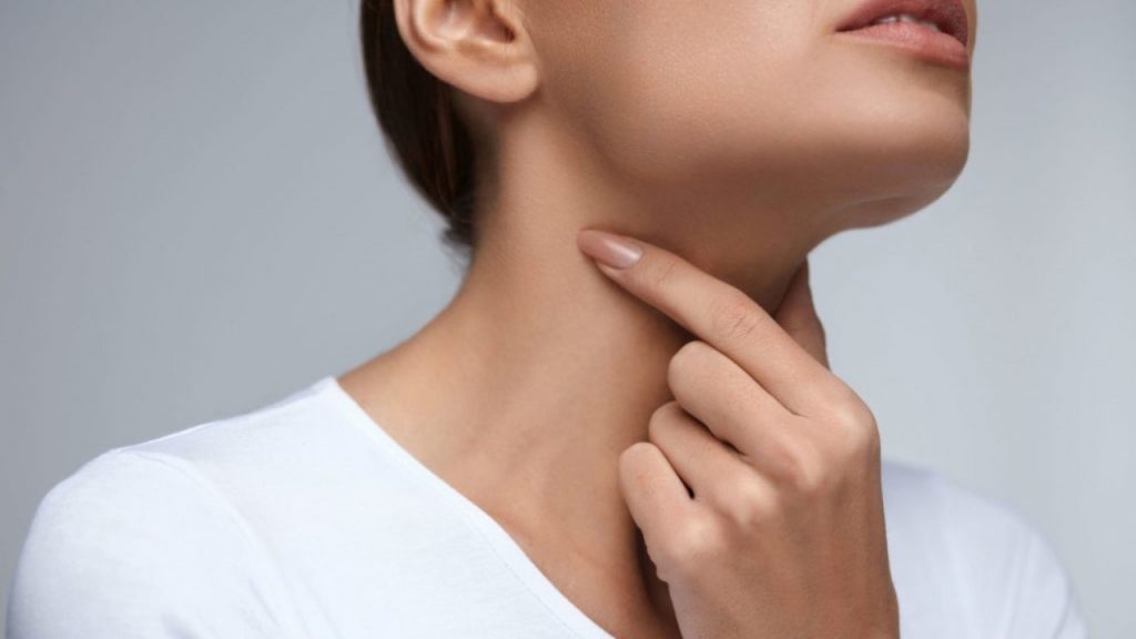 Προσοχή στα σημάδια: Να τι μπορεί να αποκαλύψει ο λαιμός σου για ένα ενδεχόμενο πρόβλημα υγείας
