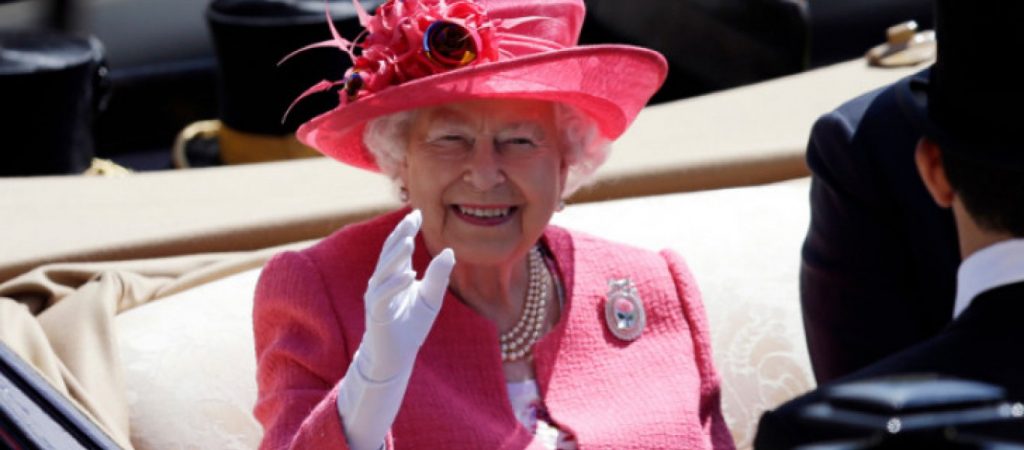 Η ασυνήθιστη βράβευση της βασίλισσας Ελισάβετ: Τίμησε εταιρεία σεξουαλικών βοηθημάτων!