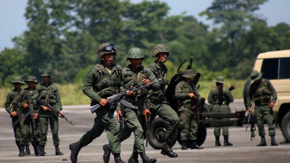 Οκτώ στρατιωτικοί σκοτώθηκαν σε μάχες στα σύνορα Βενεζουέλας-Κολομβίας