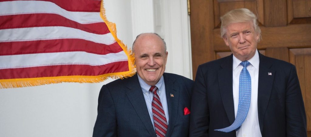 Ν.Τραμπ για Ρ.Τζουλιάνι: «Άδικο να ψάχνουν το διαμέρισμα ενός πατριώτη»