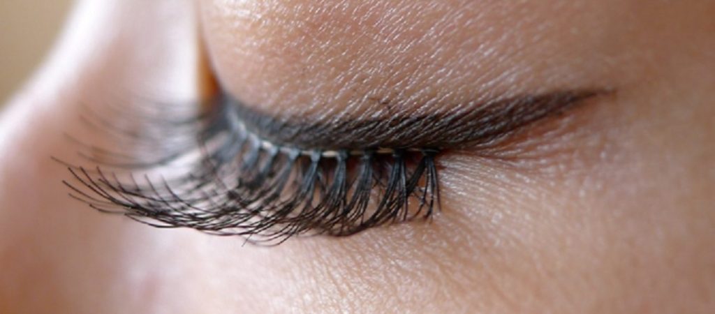 Ψεύτικες βλεφαρίδες: Αυτά είναι τα προβλήματα που ίσως αντιμετωπίσετε