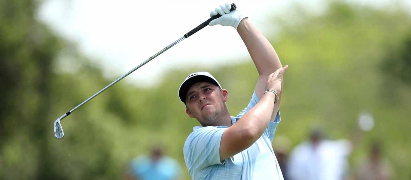 Βολή για ρεκόρ Γκίνες από τον Μ.Αρμιτέιτζ – Έριξε μπαλάκι του γκολφ μέσα σε κινούμενο όχημα (βίντεο)