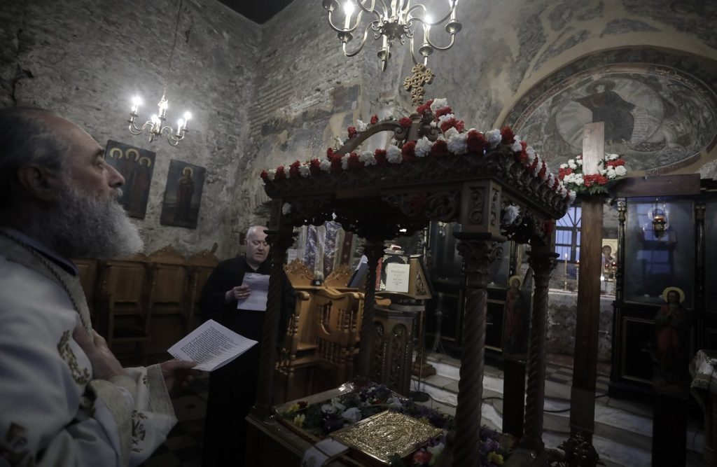 Περιφορά του Επιταφίου στο προαύλιο των εκκλησιών και υποχρεωτικά τεστ για τους ιερείς – Τα μέτρα για την Μ.Παρασκευή